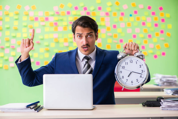 Бизнесмен со многими противоречивыми приоритетами в управлении временем  - Фото, изображение
