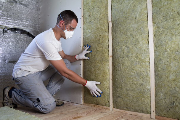 Pracovní ochranné brýle a respirátor izolační izolace Rockwool v dřevěném rámu pro budoucí dům stěny za studena bariéry. Pohodlná teplá domů, ekonomiky, výstavby a rekonstrukce koncepce - Fotografie, Obrázek