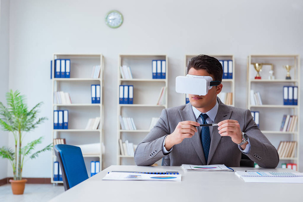 Empresario con gafas de realidad virtual en la oficina - Foto, imagen