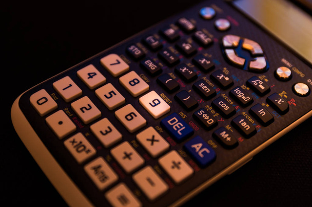 Touche numéro neuf du clavier d'une calculatrice scientifique
 - Photo, image