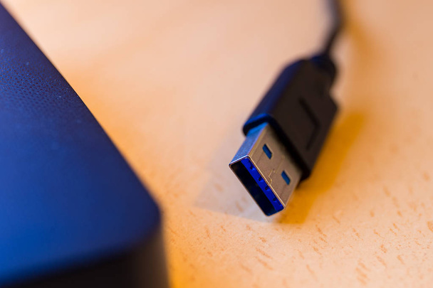 Cable USB 3.0 de un disco duro externo HDD y banco de energía
 - Foto, Imagen