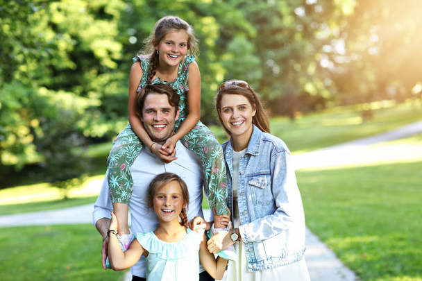 Молодая семья с детьми развлекается на природе
 - Фото, изображение