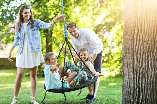 Famille joyeuse s'amuser sur l'aire de jeux
 - Photo, image