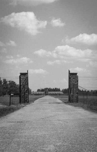 Vaskapu Birkenau. Auschwitz-Birkenau koncentrációs táborban. Auschwitz Memorial. Koncentrációs tábor Lengyelországban. A háború borzalmait. Gyár a halál. A második világháború. Kegyetlenség a nácik. - Fotó, kép