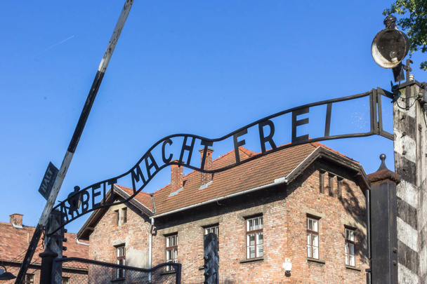 A gyár a halál kapuja. Bejárat a gyár halálát Auschwitzban. Auschwitz-Birkenau koncentrációs táborban. Auschwitz Memorial. Koncentrációs tábor Lengyelországban. A háború borzalmait. Gyár a halál. A második világháború. Kegyetlenség a nácik. - Fotó, kép