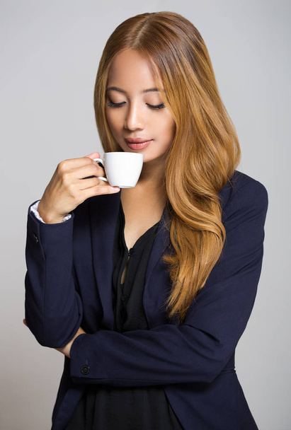 Πορτρέτο του όμορφη ασιατικές επιχειρηματίας πίνοντας καφέ. - Φωτογραφία, εικόνα
