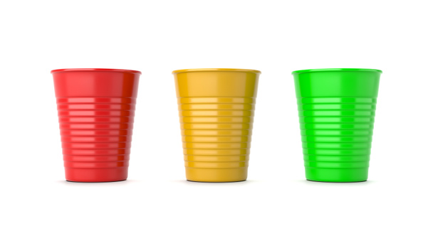 Conjunto de tres tazas de plástico rojas, amarillas y verdes aisladas sobre fondo blanco Ilustración 3D
 - Foto, Imagen