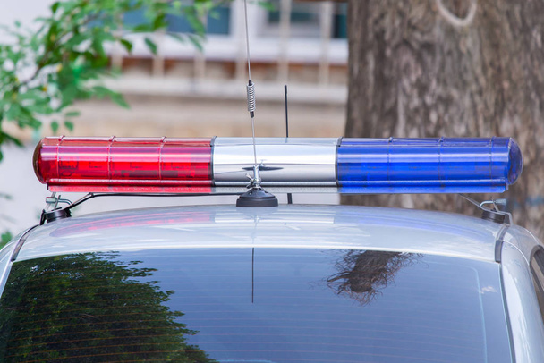 Rotes und blaues Signallicht am Streifenwagen der Polizei oder einem anderen Rettungsdienst. - Foto, Bild
