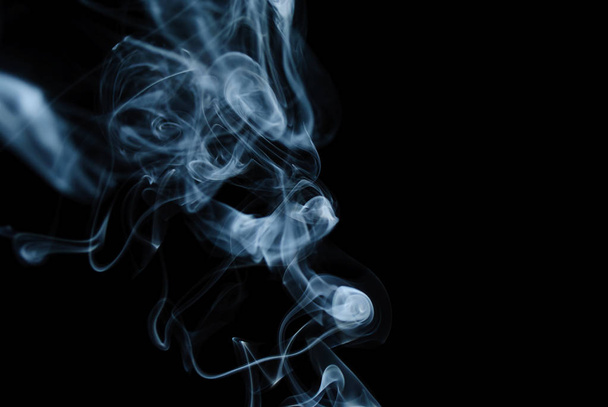 rook op een zwarte achtergrond - Foto, afbeelding