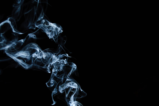 humo sobre un fondo negro - Foto, Imagen