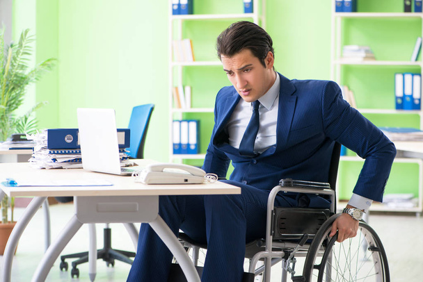 Инвалидный бизнесмен, работающий в офисе - Фото, изображение