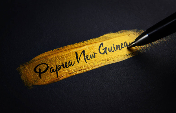 Papua Yeni Gine el yazısı metin üzerinde altın boya fırça darbesi - Fotoğraf, Görsel
