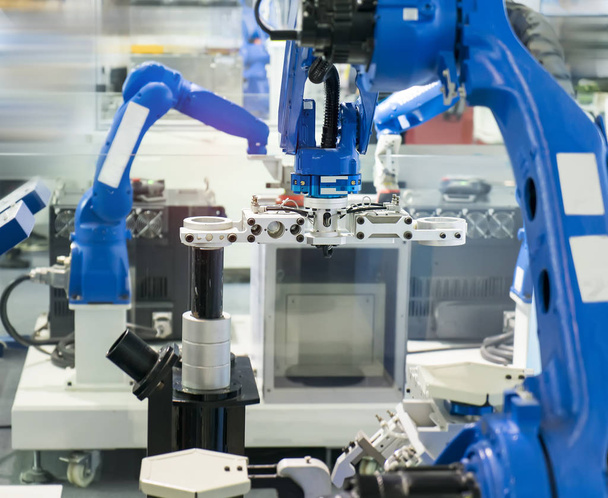 obrabiarka ręczna robotyczna w fabryce przemysłowej, koncepcja inteligentnej fabryki 4.0. - Zdjęcie, obraz
