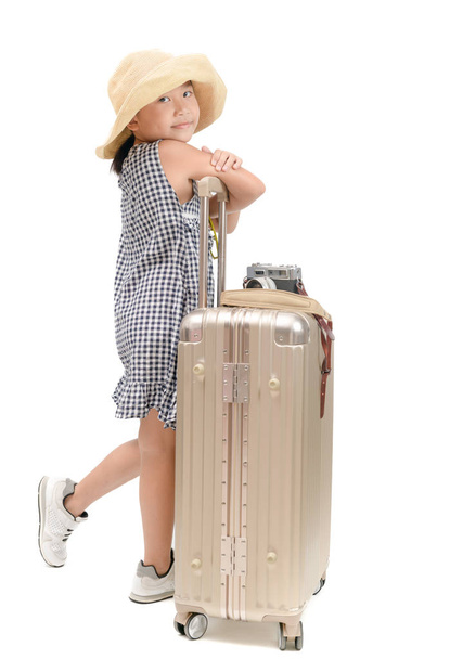 Feliz viajero asiático con equipaje aislado sobre fondo blanco, viaje y concepto de vacaciones
 - Foto, Imagen