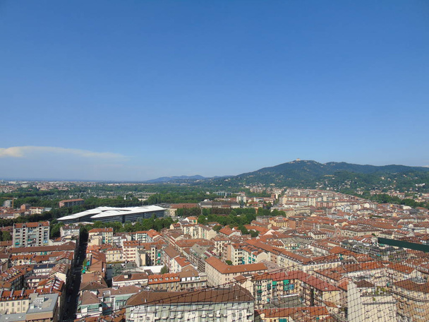 Een verbazingwekkende fotografie van de stad Turijn van Italië in de zomerdagen van het hoge en lage deel van de stad met inbegrip van de prachtige rivier van Po van het centrum - Foto, afbeelding