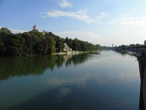 Uma fotografia incrível da cidade de Turim a partir de itália em dias de verão a partir da parte alta e baixa da cidade, incluindo o belo rio de Po do centro - Foto, Imagem