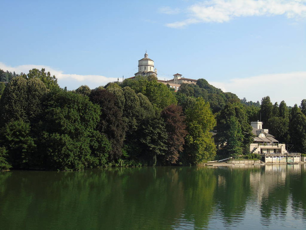 Une photographie étonnante de la ville de Turin de l'Italie dans les jours d'été de la partie haute et basse de la ville, y compris la belle rivière du Pô du centre - Photo, image