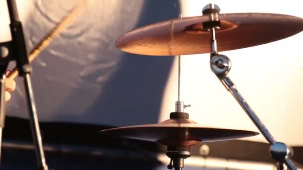 Close-up de baterista tocando bateria toca música em concerto
 - Filmagem, Vídeo