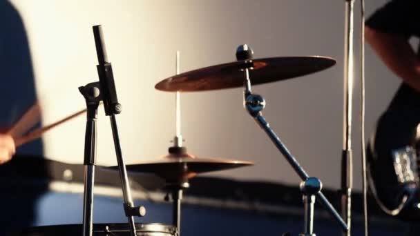 Zbliżenie na perkusista, Drum i muzyk rockowy, gra na gitarze elektrycznej odgrywa muzyka na koncert. - Materiał filmowy, wideo
