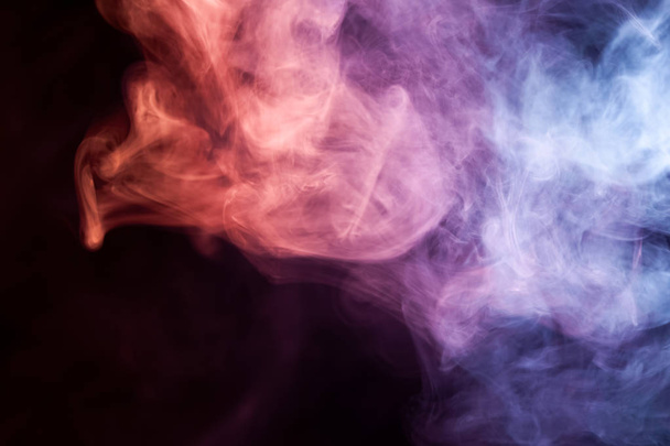 Fumo rosso, blu e viola sul backgroun nero
 - Foto, immagini