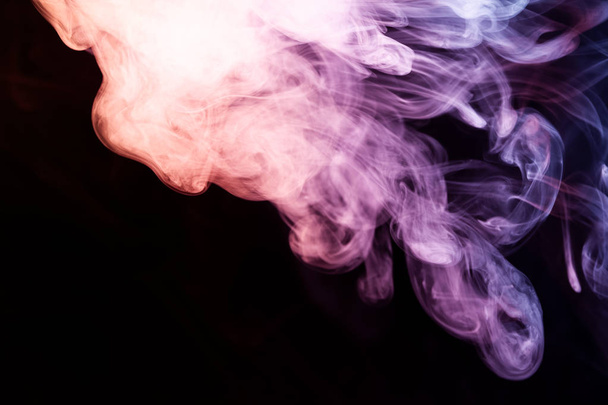 roter, blauer und lila Rauch auf schwarzem Hintergrund - Foto, Bild