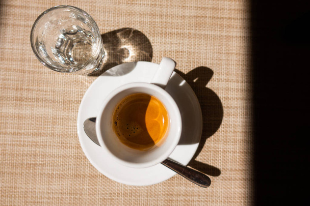 Cafe corretto, tradycyjnych włoski napojów espresso i kieliszek alkoholu, zazwyczaj grappa - Zdjęcie, obraz