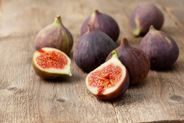 figs on the old wooden background close-up - Foto, afbeelding