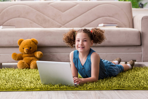 Little girl surfing internet on laptop - Foto, Imagen