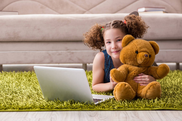 Little girl surfing internet on laptop - 写真・画像