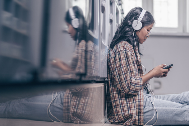 junges Mädchen mit Telefon in der Wäscherei - Foto, Bild
