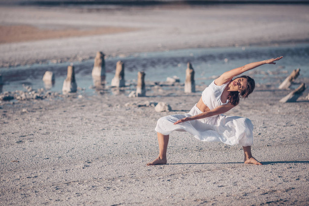 jeune femme pratiquant le yoga en plein air - Photo, image