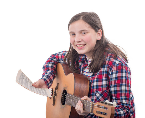 une adolescente souriante jouant une guitare acoustique sur blanc
 - Photo, image