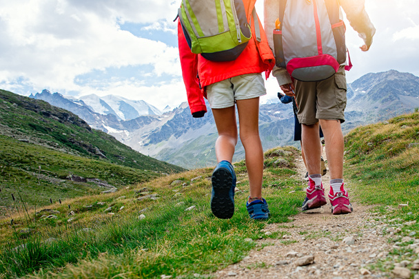 Kinder bergwandeling tijdens een zomerkamp op de Zwitserse Alpen. - Foto, afbeelding