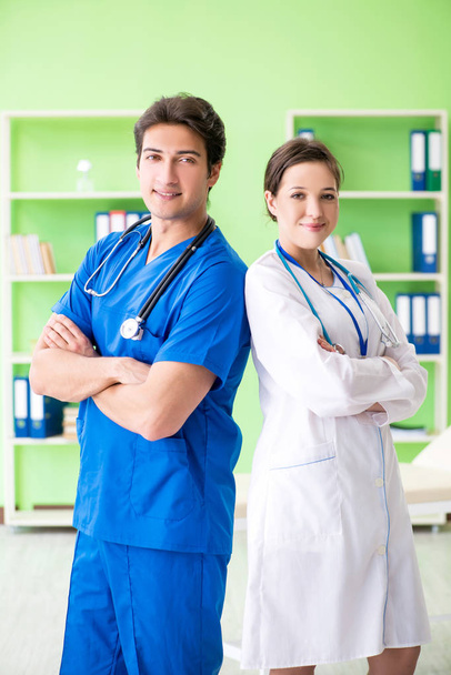 Женщина и мужчина врачи-радиологи работают в клинике  - Фото, изображение