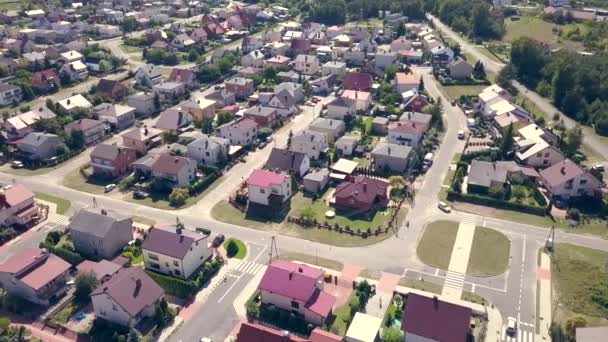 Subúrbios vistos de cima. Filmagem aérea de uma pequena cidade na Europa
. - Filmagem, Vídeo