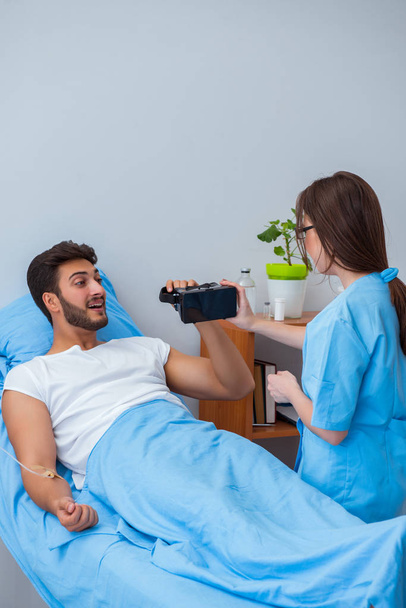 Uomo paziente con occhiali VR nel concetto di telemedicina - Foto, immagini