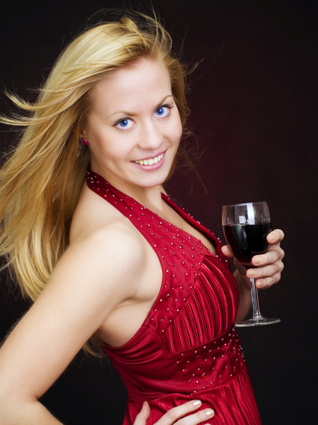 gülümseyen güzel kadın holding şarap - Fotoğraf, Görsel