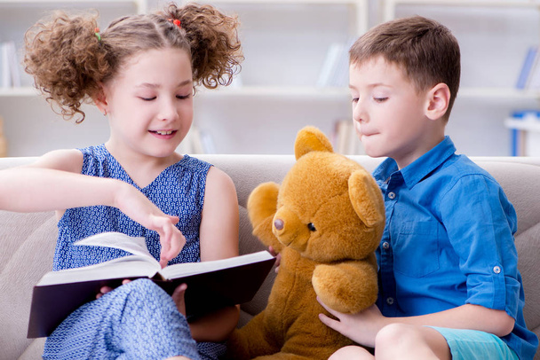 Deux enfants lisent à la maison - Photo, image