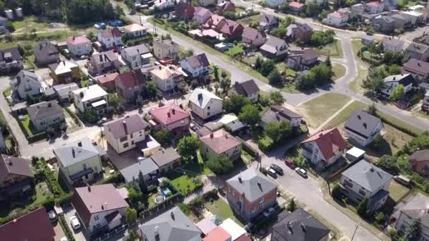 Banlieue vue d'en haut. Images aériennes d'une petite ville d'Europe
. - Séquence, vidéo
