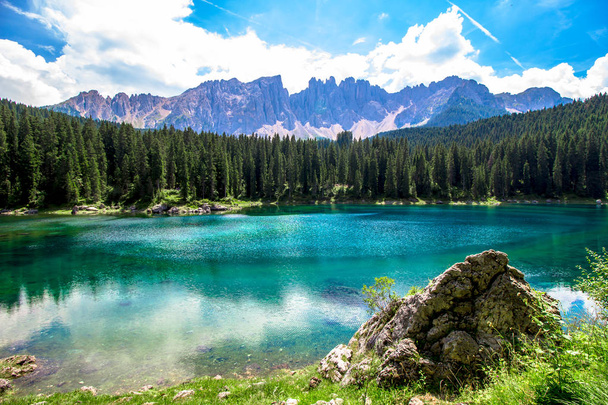 Bela vista do Karersee (italiano: Lago di Carezza): é um lago nas Dolomitas no sul do Tirol, Itália
 - Foto, Imagem