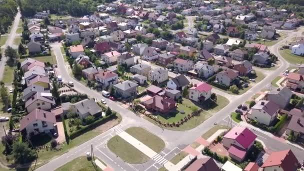 Suburbios vistos desde arriba. Imágenes aéreas de una pequeña ciudad en Europa
. - Imágenes, Vídeo