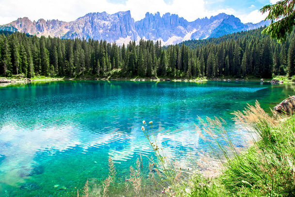 Piękny widok na wycieczki (włoski: Lago di Carezza): jest jeziorko w Dolomitach w regionie Południowy Tyrol, Włochy - Zdjęcie, obraz