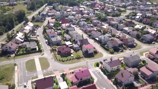 Suburbios vistos desde arriba. Imágenes aéreas de una pequeña ciudad en Europa
. - Metraje, vídeo