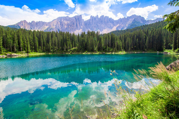 Kaunis näkymä Karersee (italia: Lago di Carezza): on järvi Dolomiitit Etelä-Tirolissa, Italiassa
 - Valokuva, kuva
