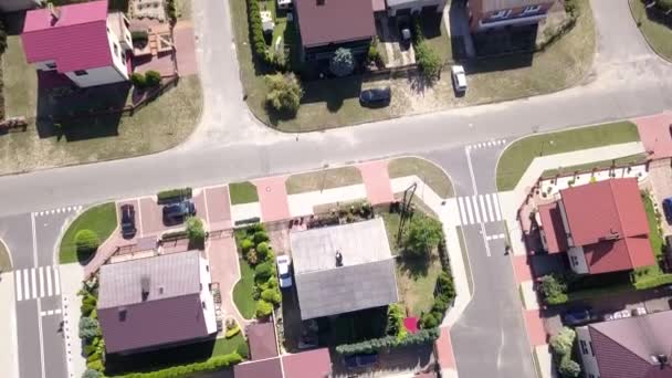 Suburbios vistos desde arriba. Imágenes aéreas de una pequeña ciudad en Europa
. - Imágenes, Vídeo