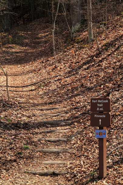Un sentiero ben curato conduce gli avventurosi alle rovine di Fort McCook, una fortificazione dell'epoca della guerra civile situata nel Cumberland Gap National Historical Park
 - Foto, immagini