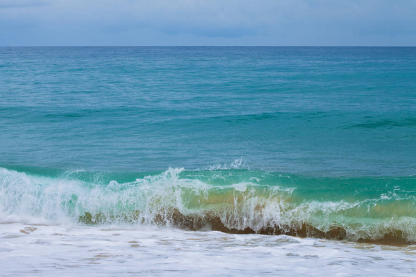 velké vlny na zelené vodě narazila na pláži v ostrově Phuket, - Fotografie, Obrázek