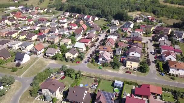 Subúrbios vistos de cima. Filmagem aérea de uma pequena cidade na Europa
. - Filmagem, Vídeo