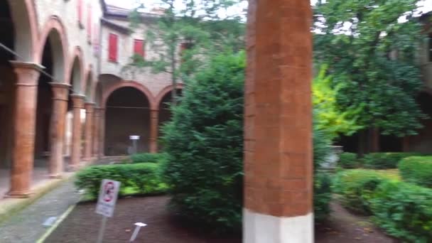 ferrara, italien: platz von santa anne. Portal mit anliegendem Kreuzgang und Säulengang heute Überreste eines antiken Krankenhauses. - Filmmaterial, Video