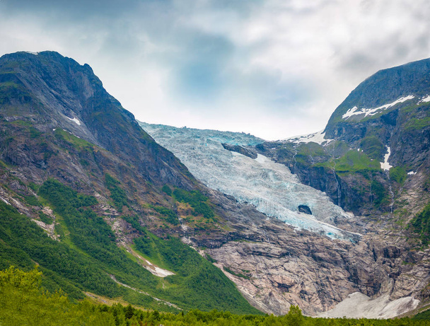 Glaciar Briksdal ao lado de Olden, Noruega
 - Foto, Imagem